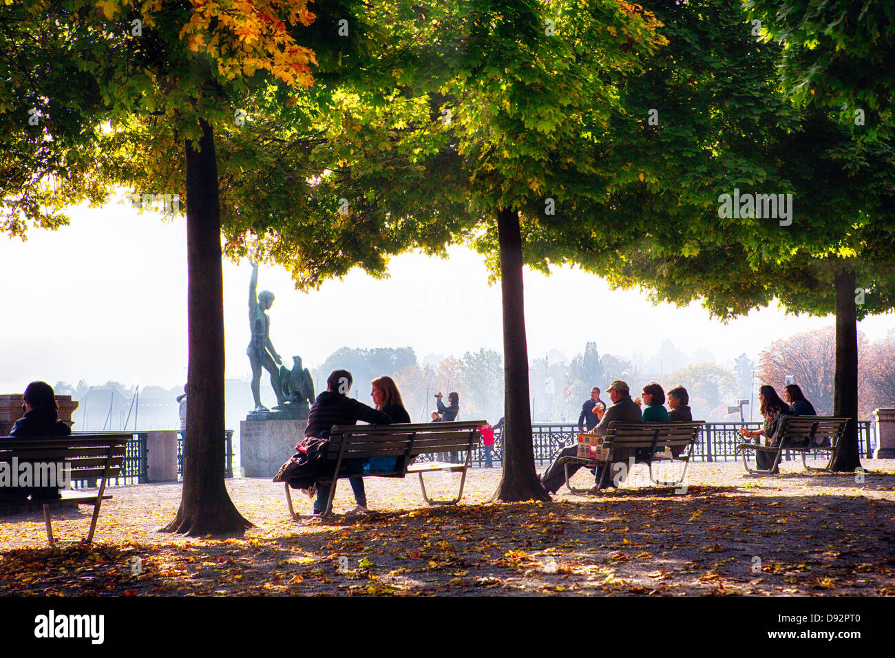 Les gens se détendre dans un parc, Bürkliplatz, Zurich, Canton de Zurich, Suisse Banque D'Images