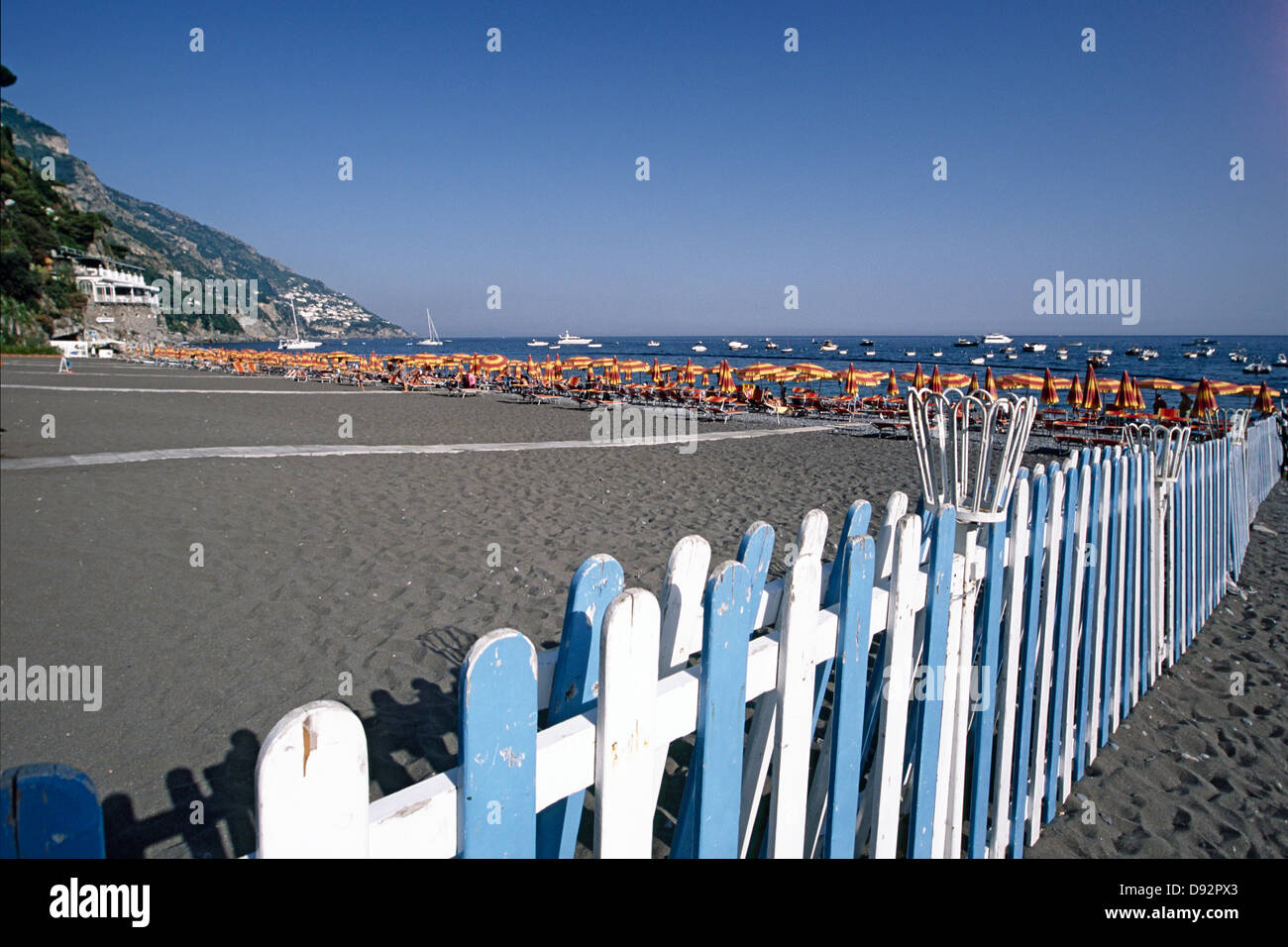 Vue d'une plage de la côte amalfitaine, Positano, Campanie, Italie Banque D'Images