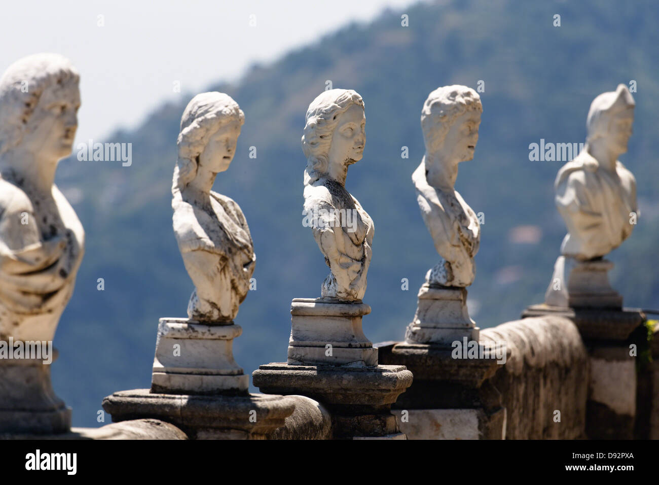 Rangée de Sculptures bustes sur une corniche, terrasse de l'infini, la Villa Cimbrone, Ravello, Campanie, Italie Banque D'Images
