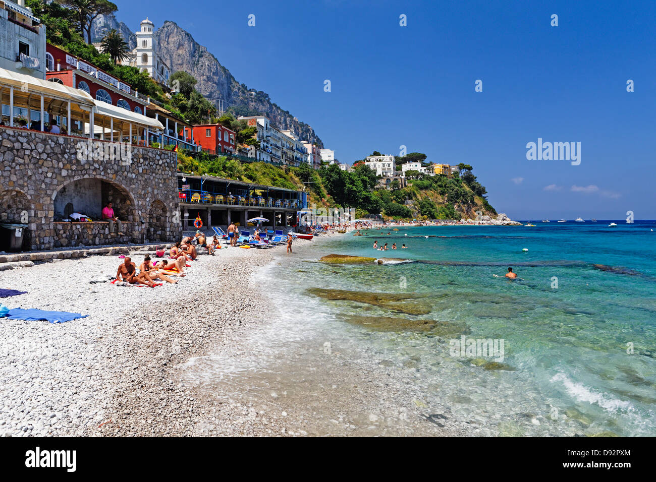Les gens en train de bronzer sur une plage, Capri, Campanie, Italie Banque D'Images