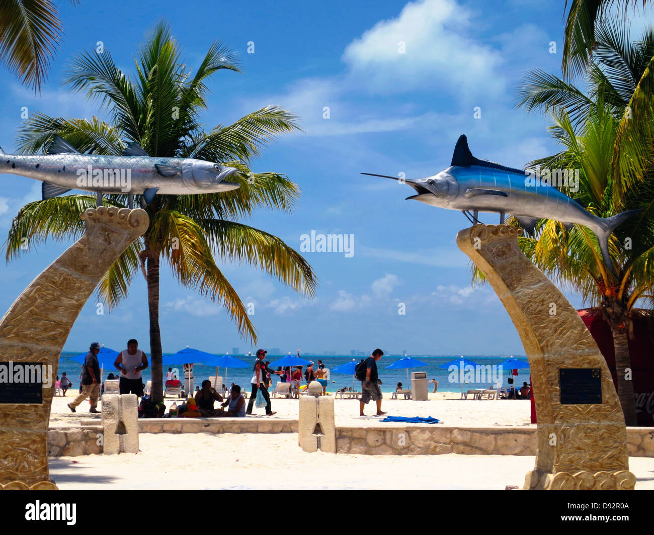 Porte d'entrée avec des sculptures de poissons, Playa Norte, Isla Mujeres, Yucatan, Mexique Banque D'Images