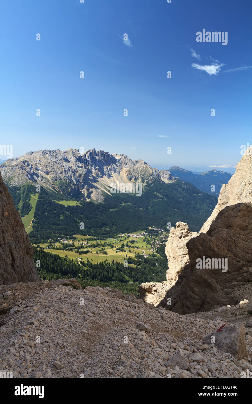 Paysage estival de col de Costalunga et mont Latemar de Vaiolon passent, Trentin-Haut-Adige, Italie Banque D'Images