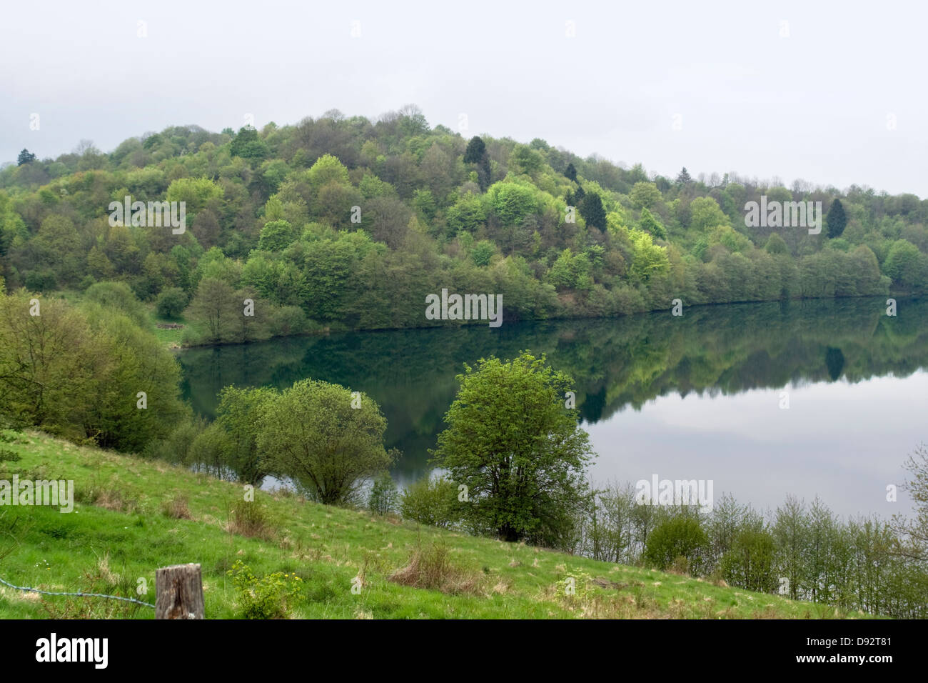 Paysage idyllique montrant un maar dans le Vulkan Eifel, qui est une région dans les montagnes Eifel en Allemagne Banque D'Images