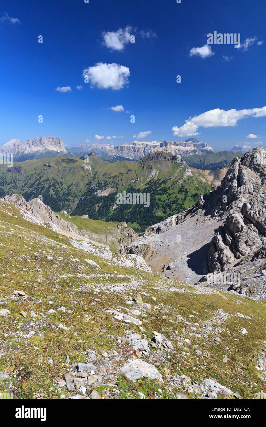 Vue d'été des Dolomites avec San Nicolo' valley, Sassolungo et mont Sella, Trentin, Italie Banque D'Images
