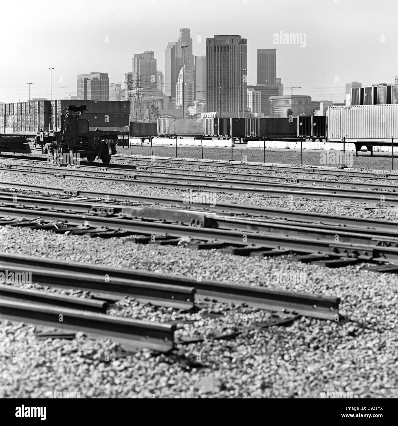 Les voies ferrées, les conteneurs de fret et gratte-ciel de Los Angeles, Californie, USA Banque D'Images