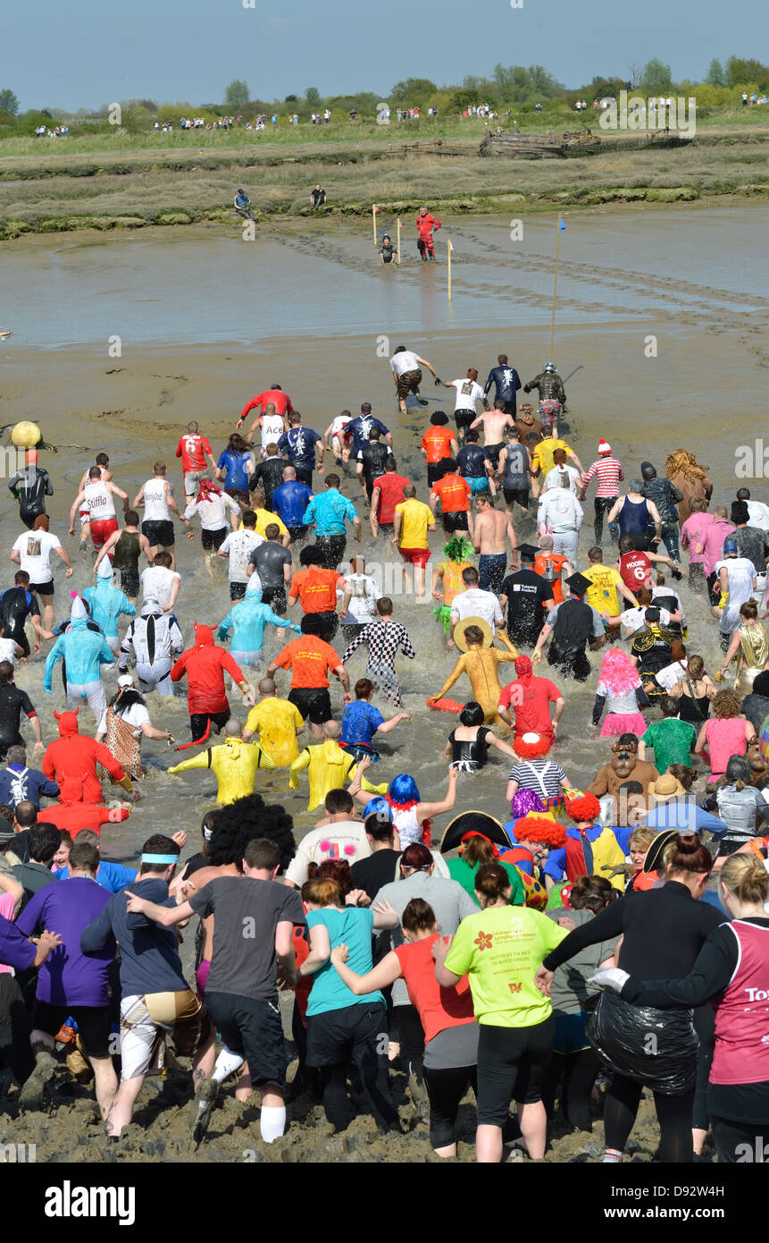 Les coureurs de maldon mud race Banque D'Images