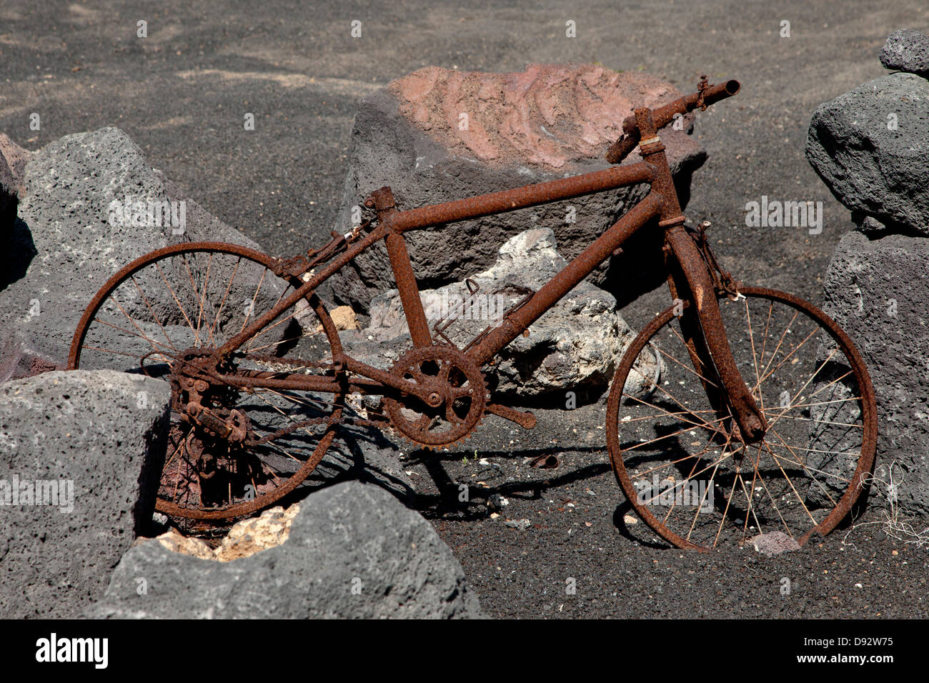 Rusty bike entre les rochers Banque D'Images