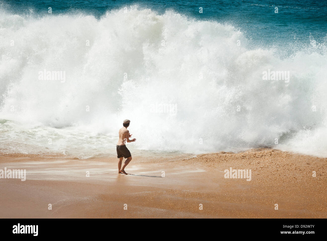 Face à l'homme grosse vague sur la plage à la Graciosa, îles de Canaries,  Espagne Photo Stock - Alamy