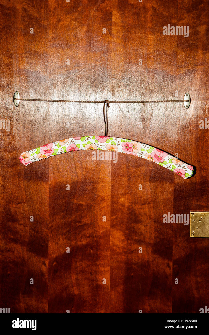 Cintre sur fil à l'intérieur armoire en bois Banque D'Images