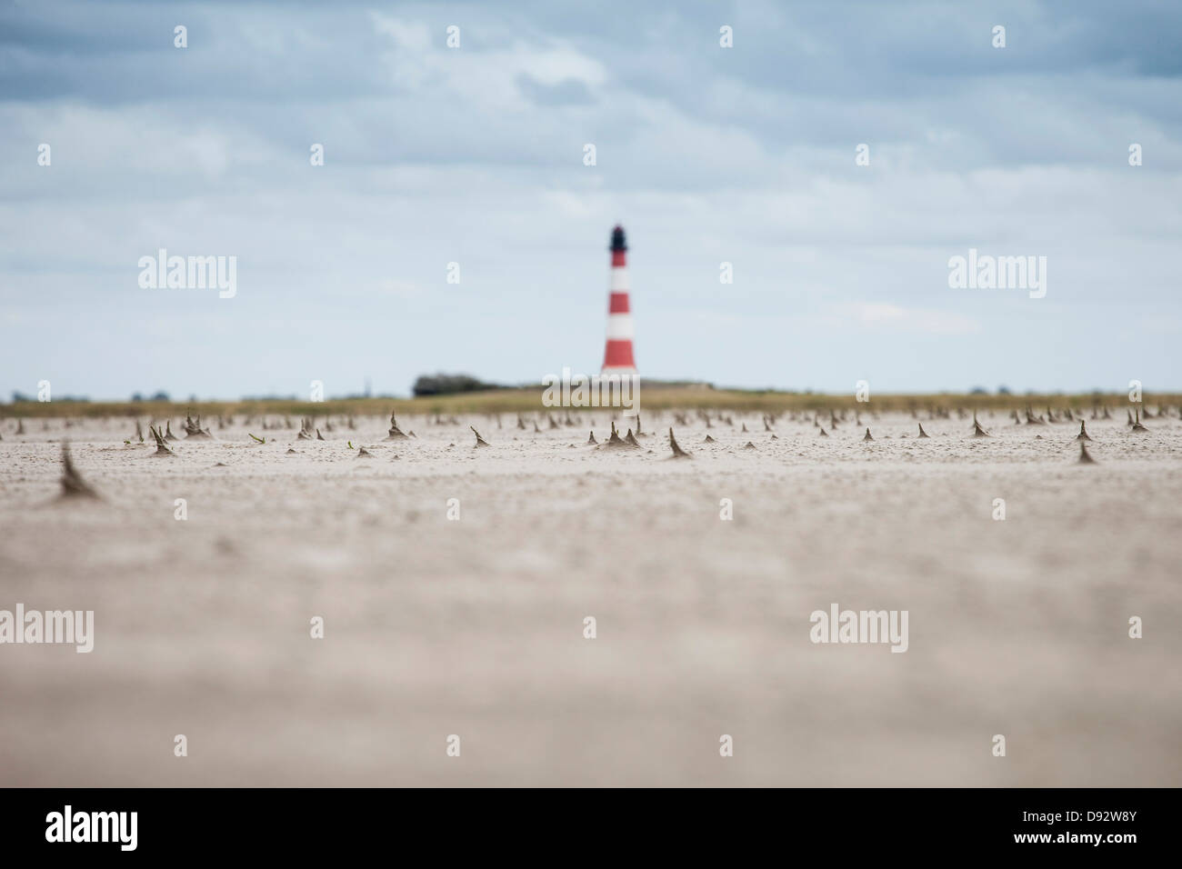Les formes irrégulières de sable sur plage avec phare en arrière-plan, Schleswig Holstein, Allemagne, Banque D'Images