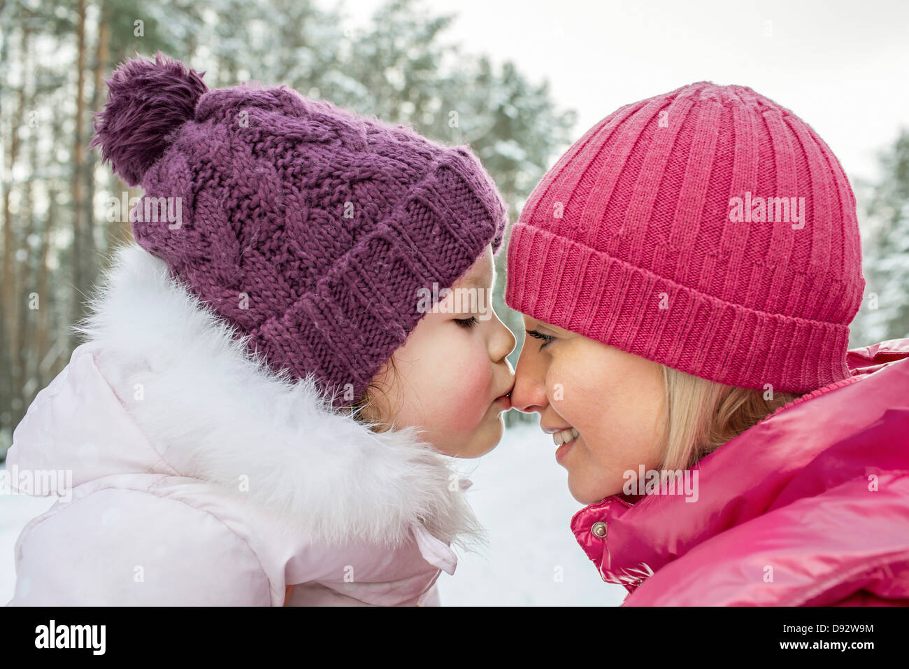 Une mère et sa fille de porter des vêtements chauds, à l'extérieur, face à face Banque D'Images