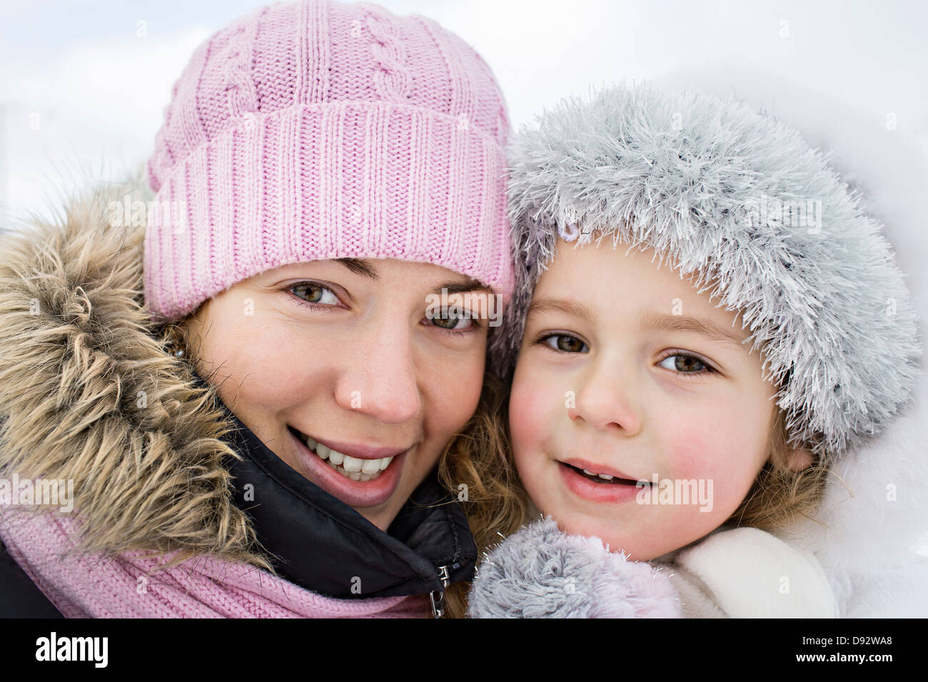 Une mère et sa fille dans des vêtements chauds à l'extérieur en hiver Banque D'Images