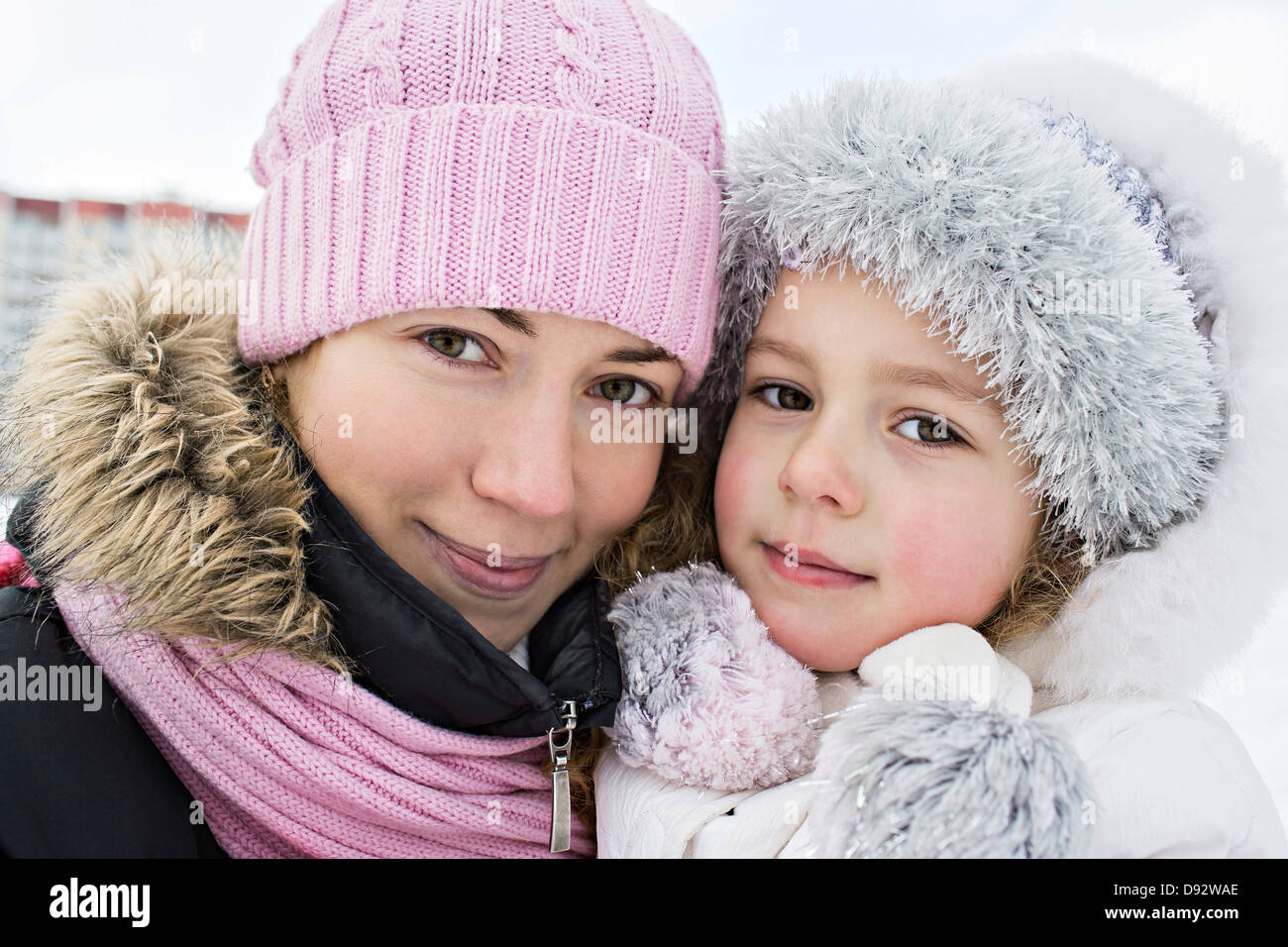 Une mère et sa fille dans des vêtements chauds à l'extérieur en hiver Banque D'Images