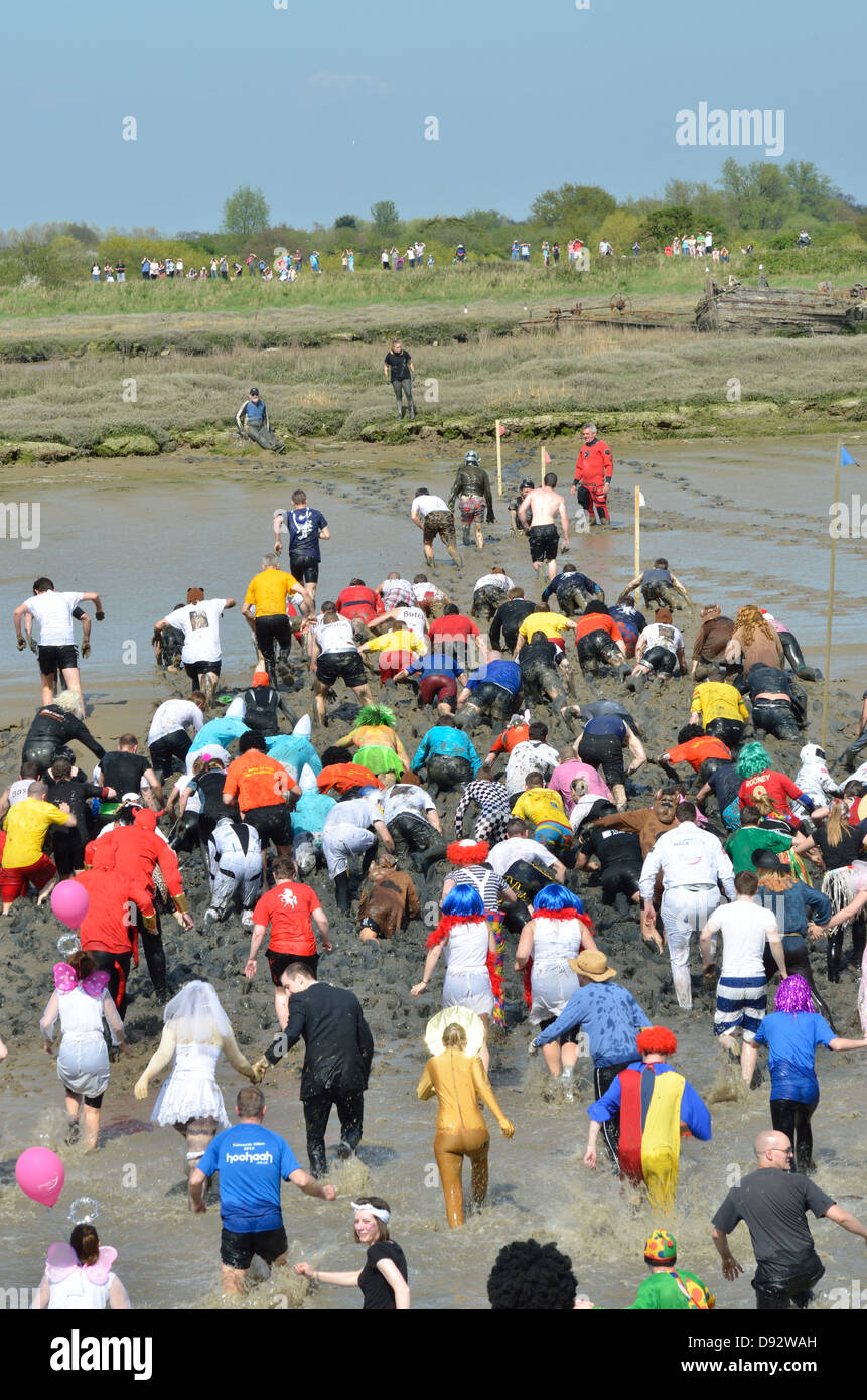 Des gens courir en course de boue maldon Banque D'Images