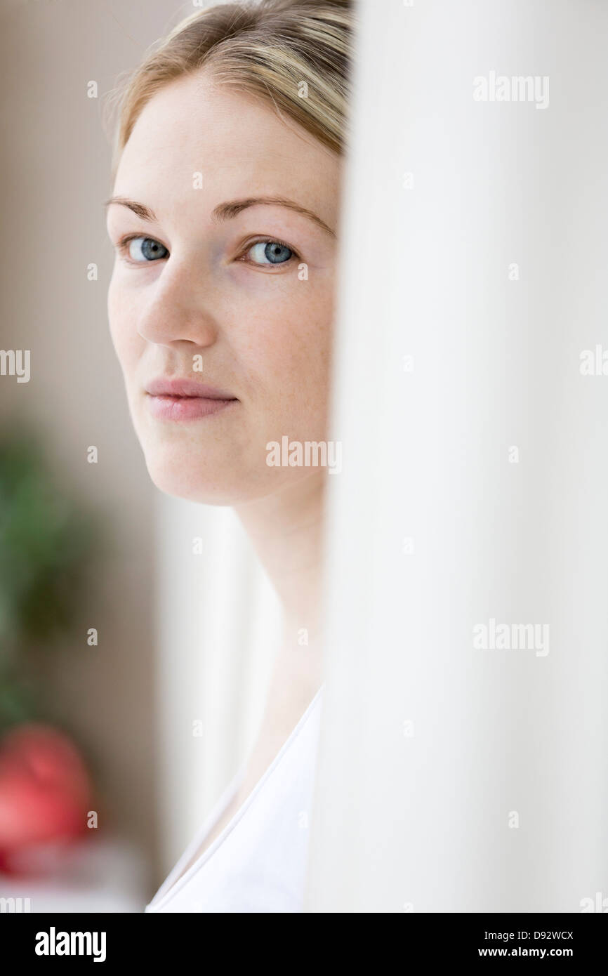 Portrait de femme à la recherche de l'appareil photo à côté Banque D'Images