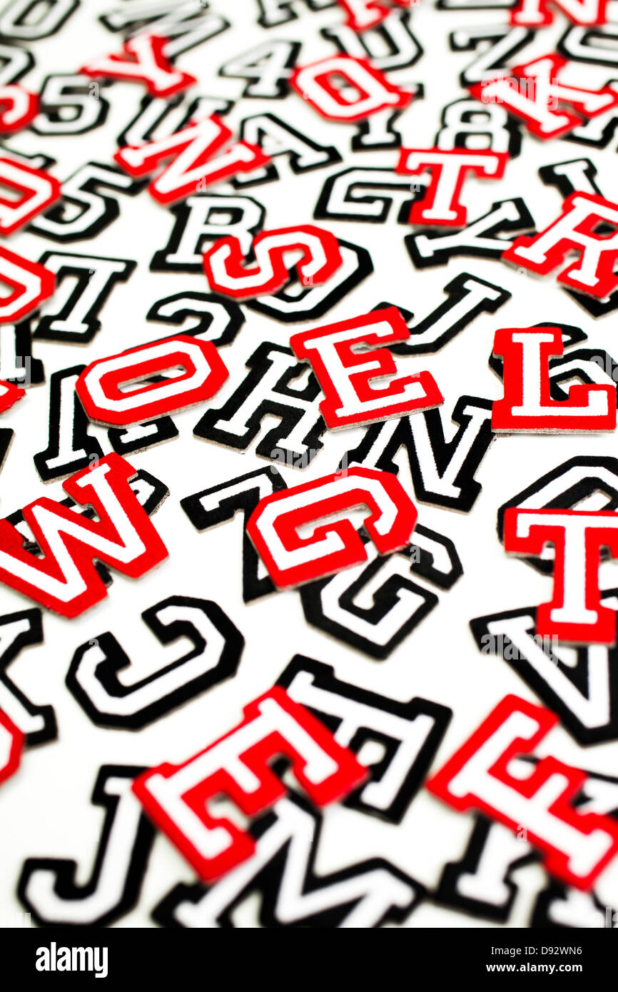 Un groupe de police varsity sticker lettres et chiffres en rouge et contour noir Banque D'Images