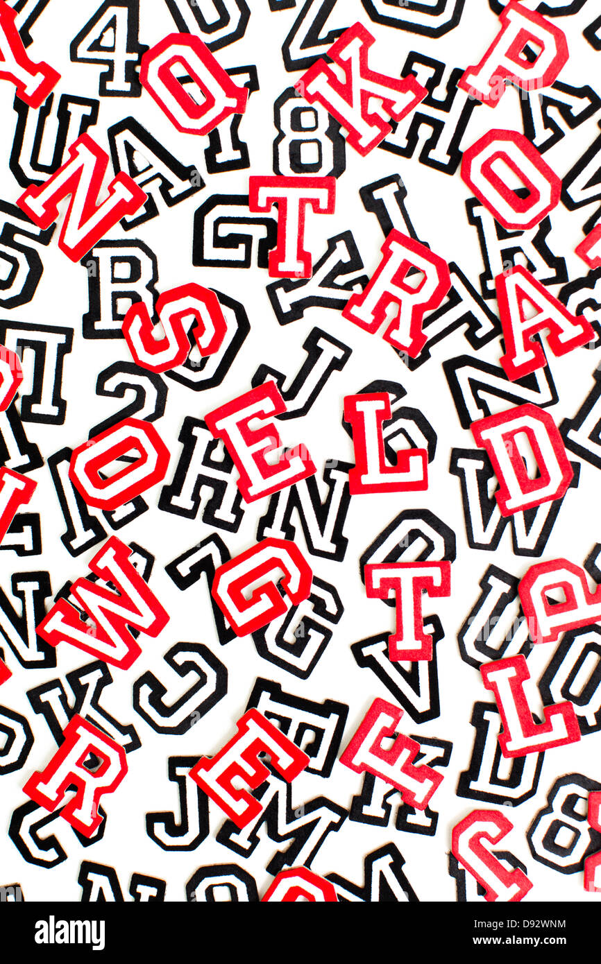 Un groupe de police varsity sticker lettres et chiffres en rouge et contour noir Banque D'Images