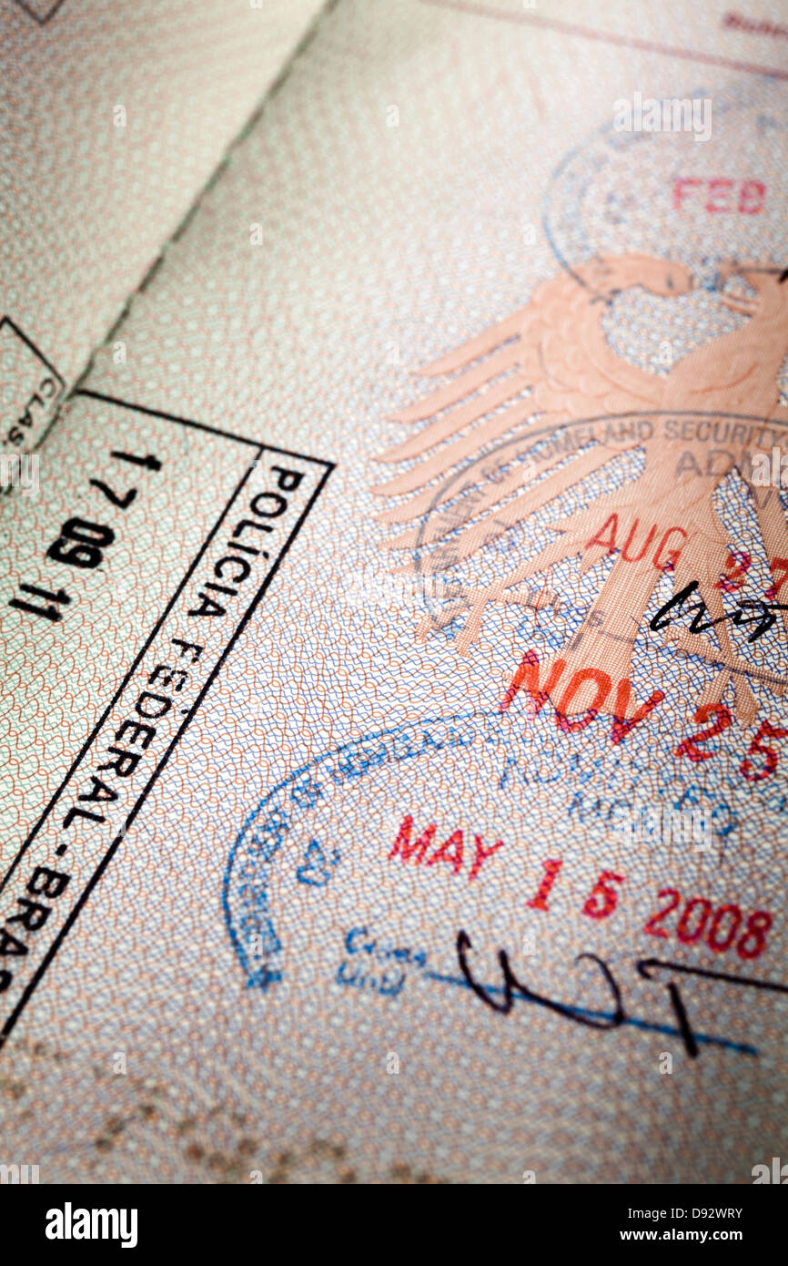 Un passeport avec plusieurs timbres sur les pages d'entrée Banque D'Images
