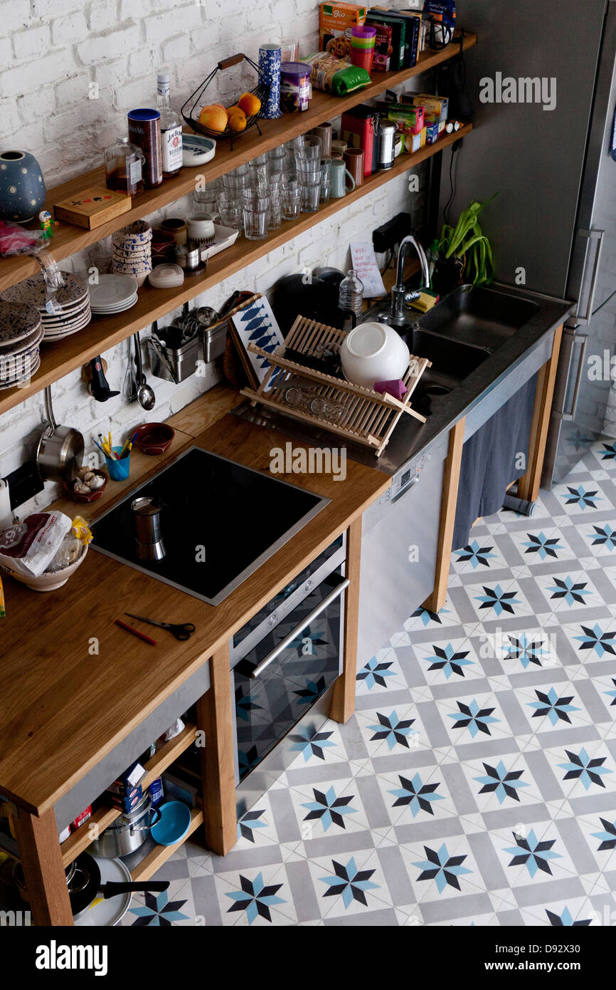 Une jolie cuisine domestique avec plancher qui dispose d'une séquence en étoile Banque D'Images
