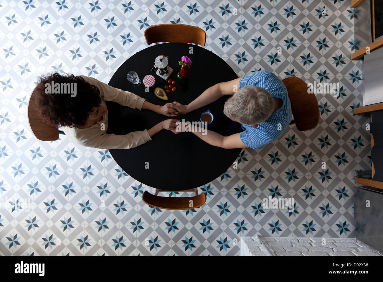 Un couple d'âges mixtes à la table du petit déjeuner, directement au-dessus Banque D'Images