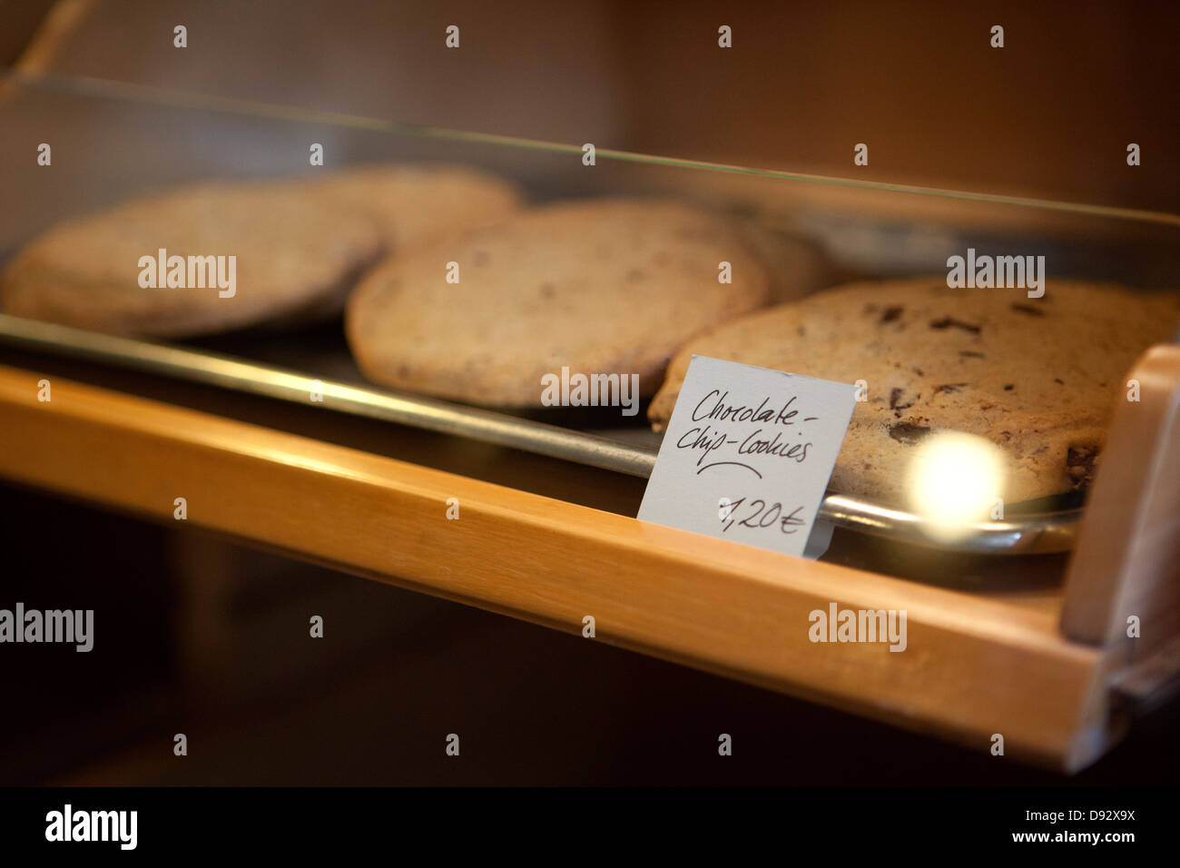 Une étiquette de prix sur un plateau de cookies aux pépites de chocolat dans un café display cabinet Banque D'Images