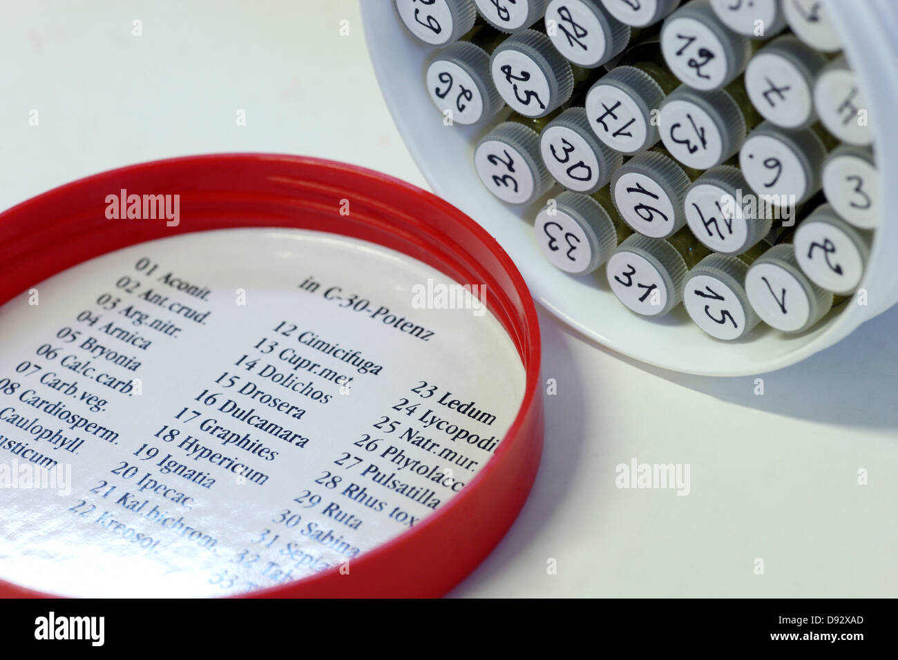 Une liste de médicaments à base de plantes naturelles et de leurs conteneurs correspondant Banque D'Images