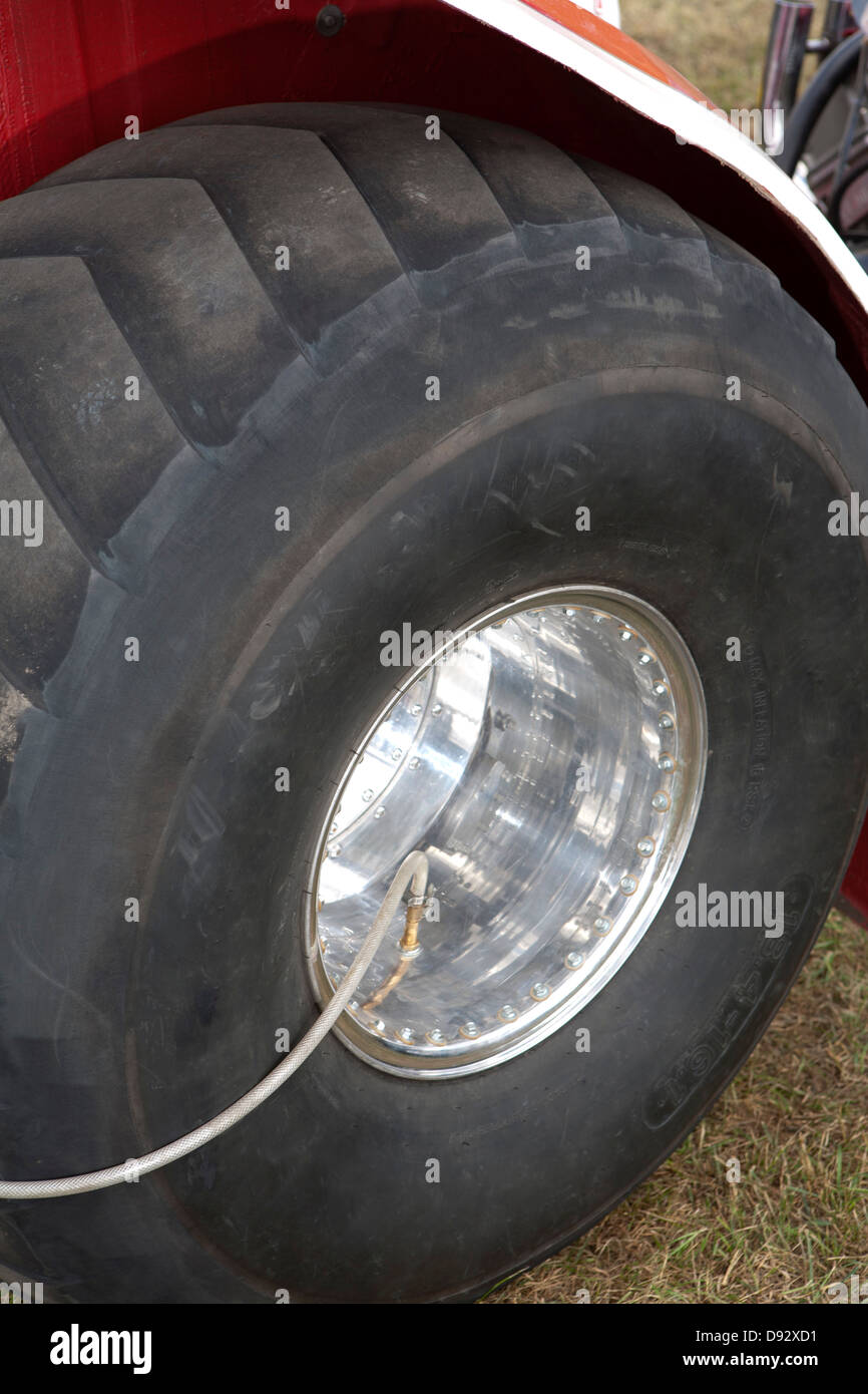 Close-up, gonflage des pneus du tracteur par pompe à air Banque D'Images