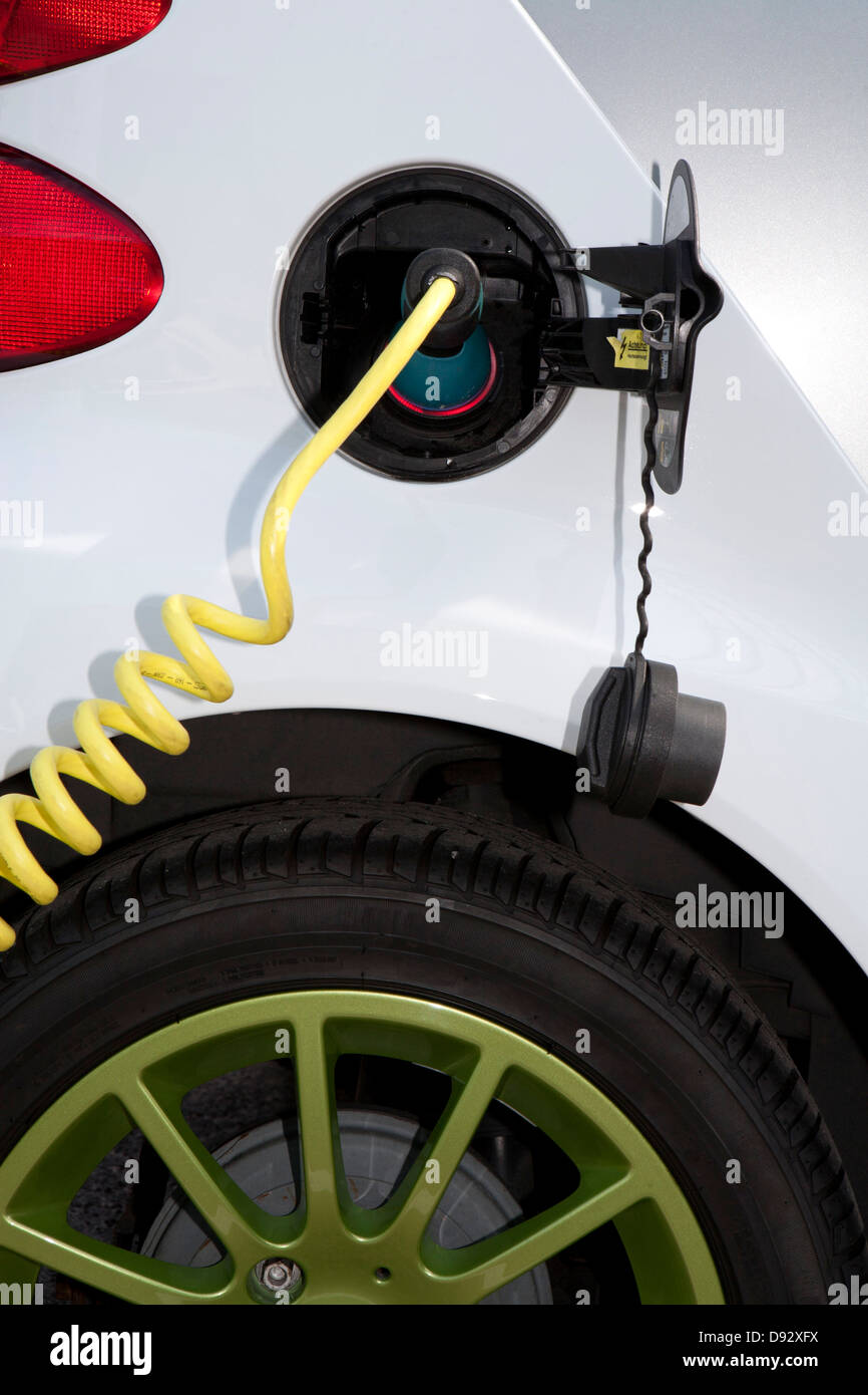 Détail d'un chargeur connecté à une recharge de voiture électrique Banque D'Images