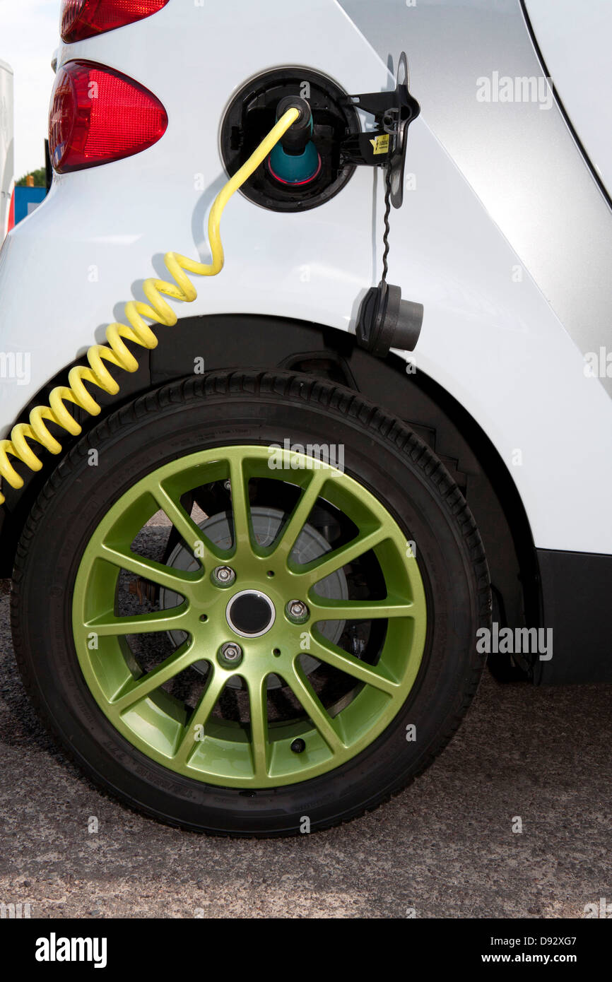 Détail d'un chargeur connecté à une recharge de voiture électrique Banque D'Images