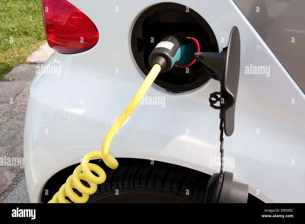 Détail d'un chargeur connecté à une recharge de voiture électrique Banque D'Images