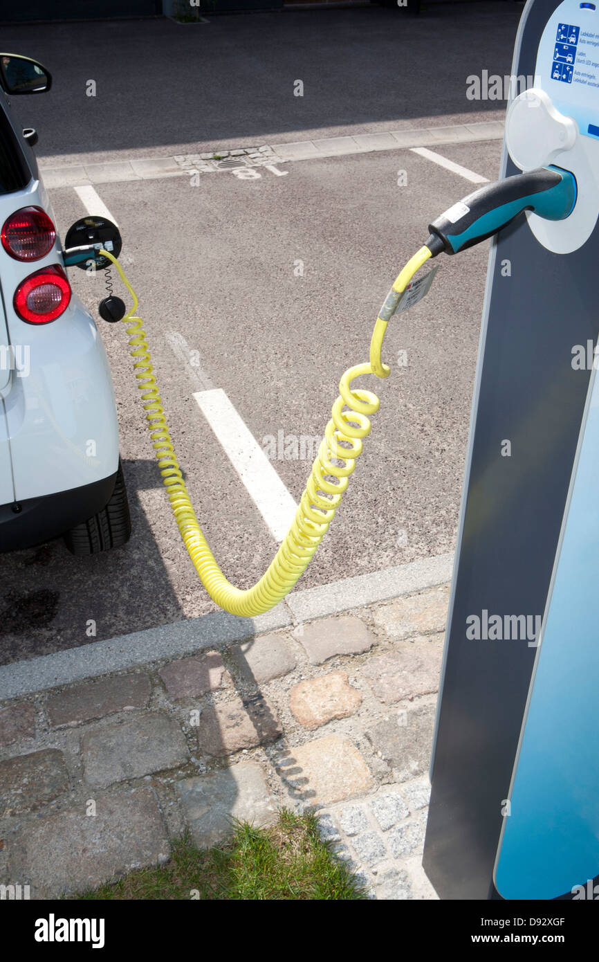 La recharge d'une voiture électrique à une station de charge Banque D'Images