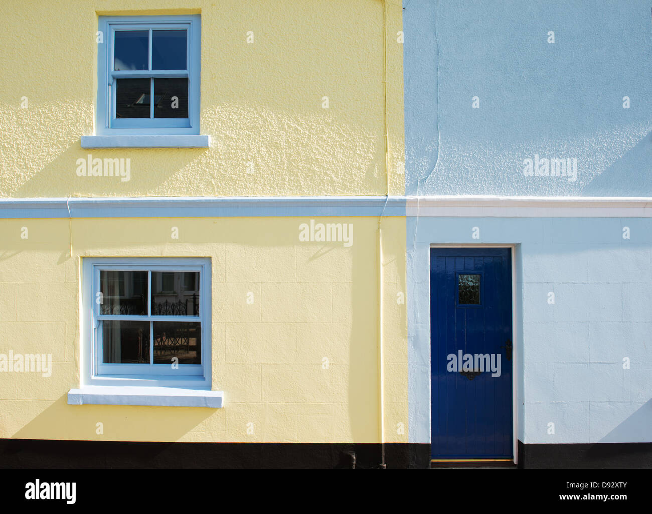 Jaune et bleu coloré abstrait maisons peintes. Marlborough, Devon, Angleterre Banque D'Images