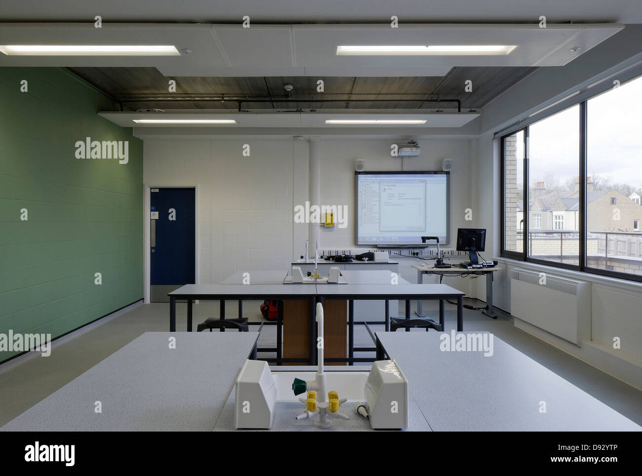 L'École de Newlands, Londres, Royaume-Uni. Architecte : Wright et Wright Architects, 2013. Classe de sciences. Banque D'Images