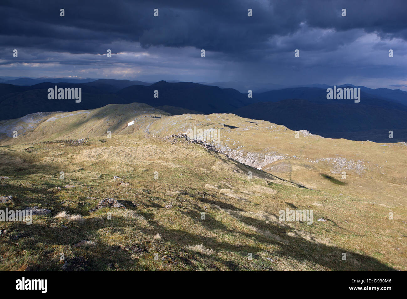 Les systèmes météorologiques de soleil et de la pluie d'en haut de la montagne Beinn Heasgarnich dans les Highlands écossais Banque D'Images