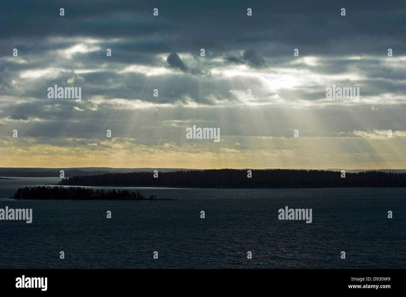 Rayon de soleil, Mer, Océan Braviken, Suède. Banque D'Images