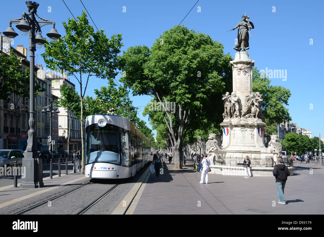 Monument des Mobiles (1894) Monument commémoratif de guerre et tramway ou tramway sur la Canebière Marseille Provence France Banque D'Images