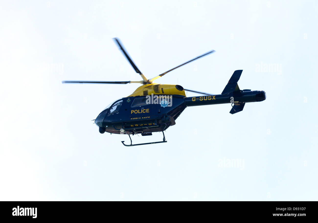 La recherche à partir d'hélicoptère de police de Sussex le ciel Banque D'Images