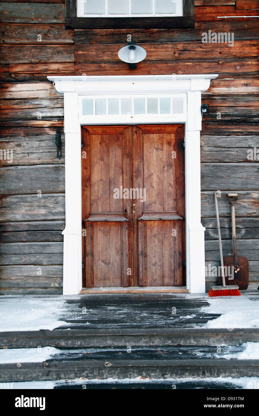 Vieille maison de bois en hiver Banque D'Images