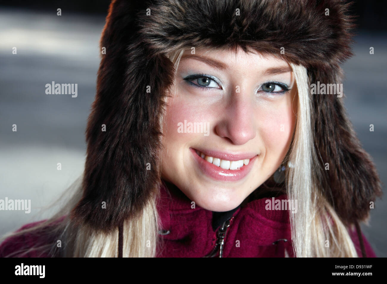 Portrait of young woman wearing fur hat Banque D'Images