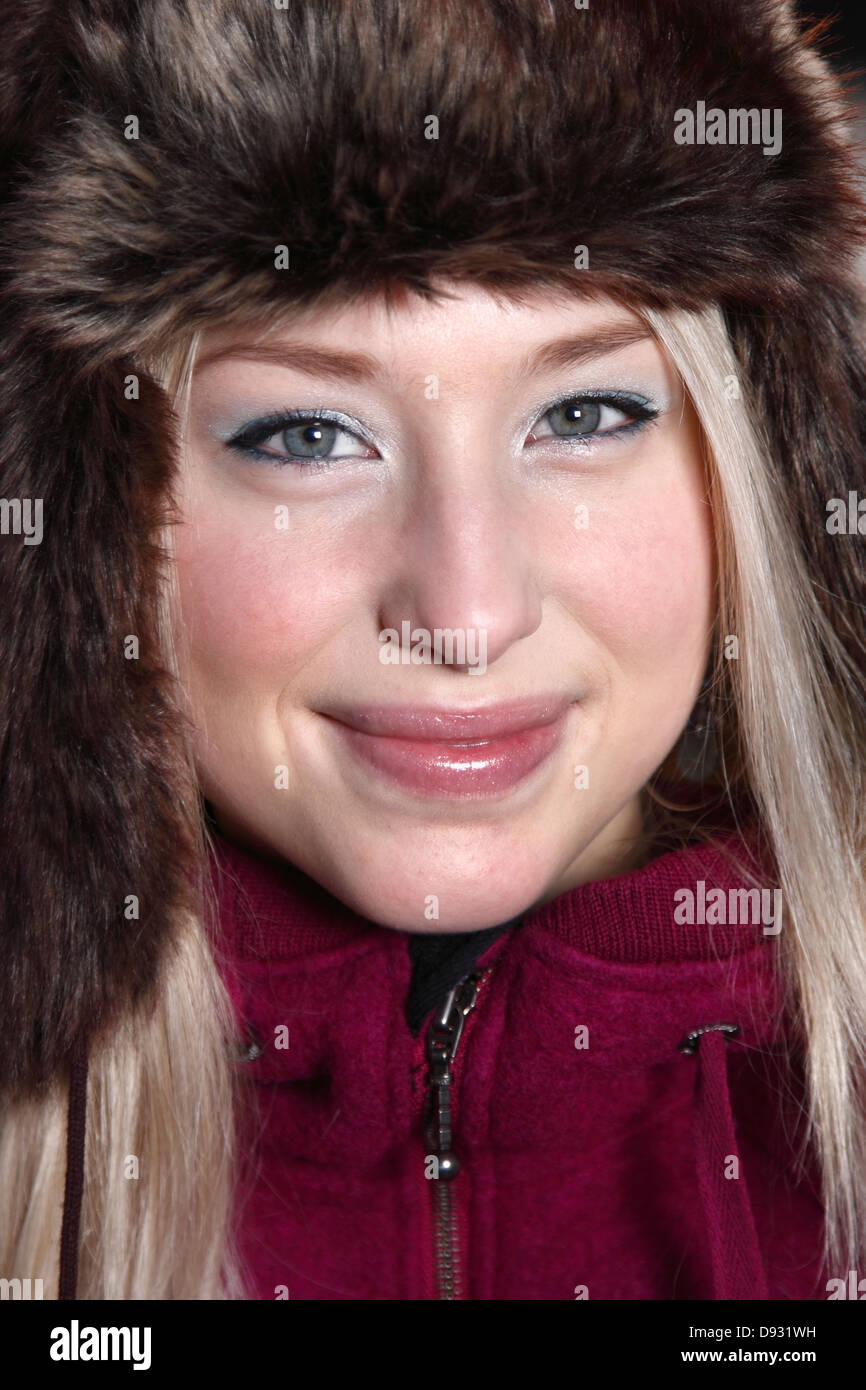 Portrait of young woman wearing fur hat Banque D'Images