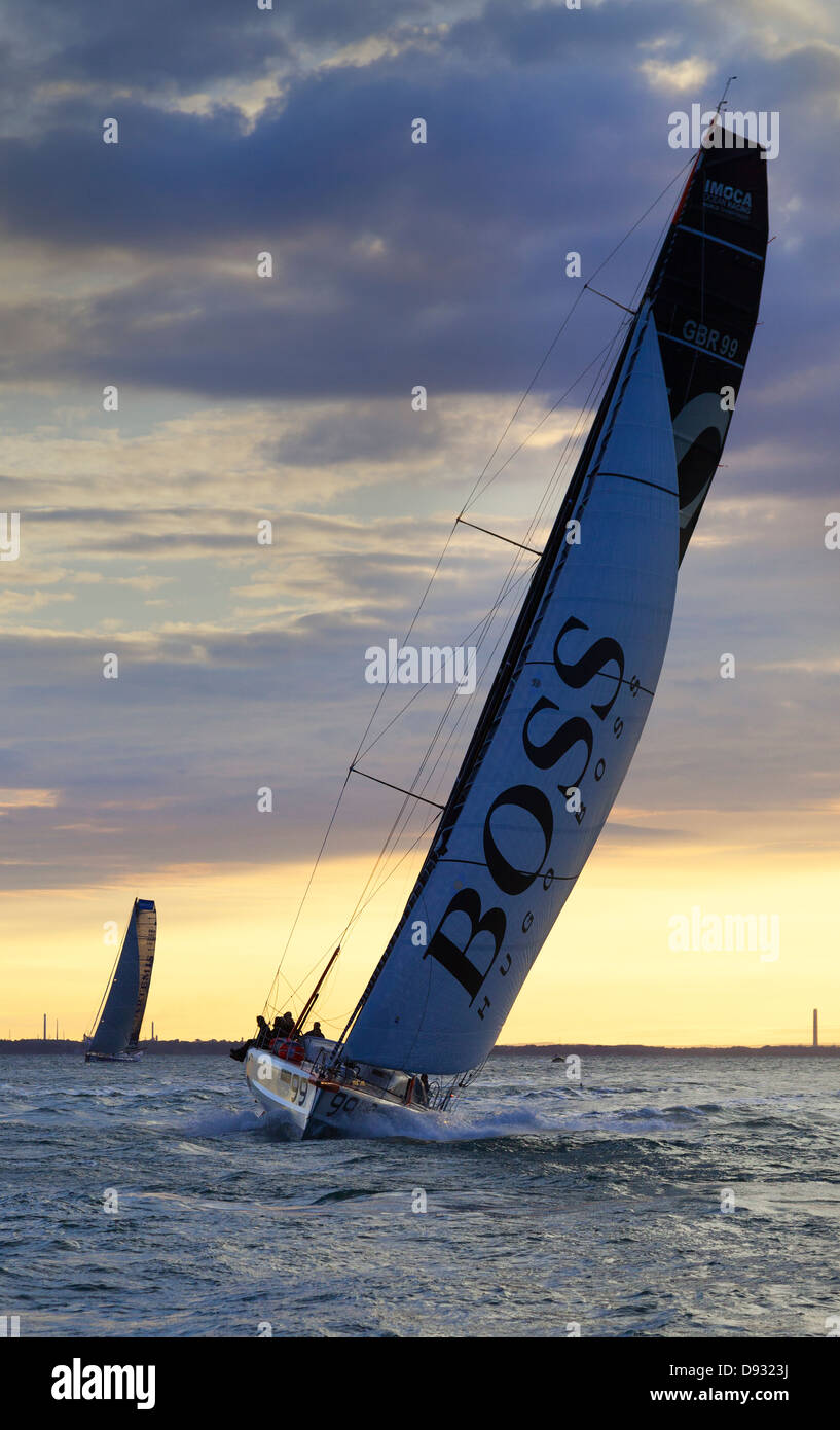 Alex Thomson Racing un monocoque Open 60 dans un bateau de course conçus par Farr au lever du soleil Banque D'Images