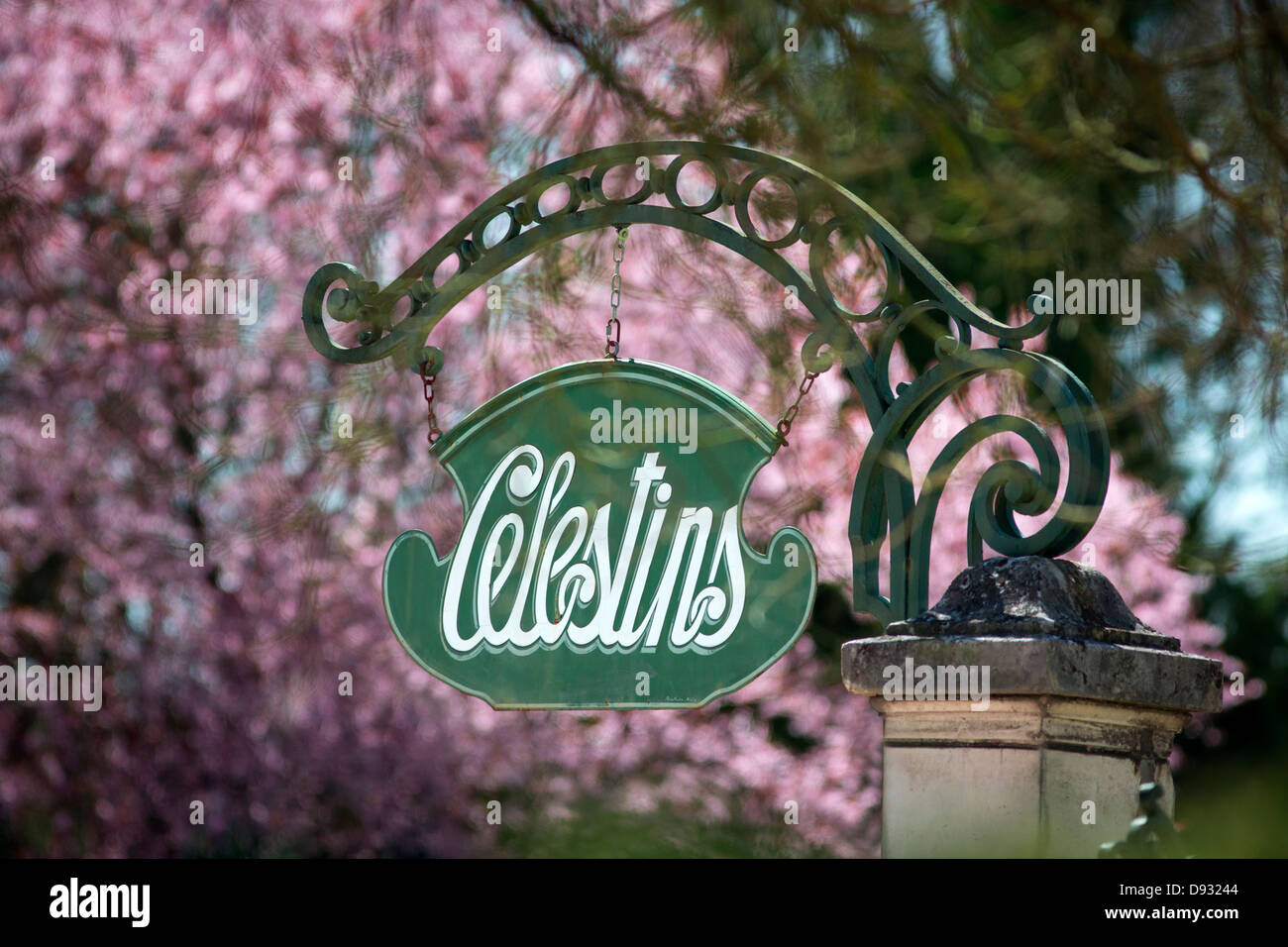 De style rétro un signe indiquant le "Célestins", source thermale de Vichy (France). Enseigne rétro de la source des Célestins. Banque D'Images