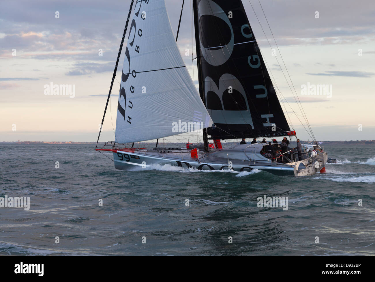 Alex Thomson Racing un monocoque Open 60 dans un bateau de course conçus par Farr Banque D'Images