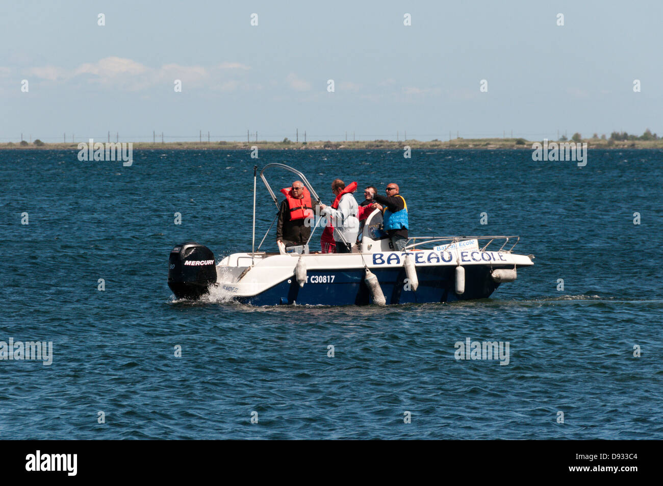Un groupe apprendre les bases de la conduite d'un bateau, sur l'étang de  Thau dans le sud de la France Photo Stock - Alamy