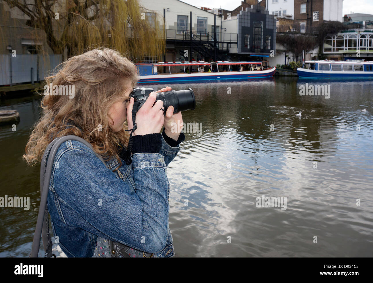 Une jolie adolescente de prendre une photo à Camden Lock à Londres, Angleterre, Royaume-Uni. Banque D'Images