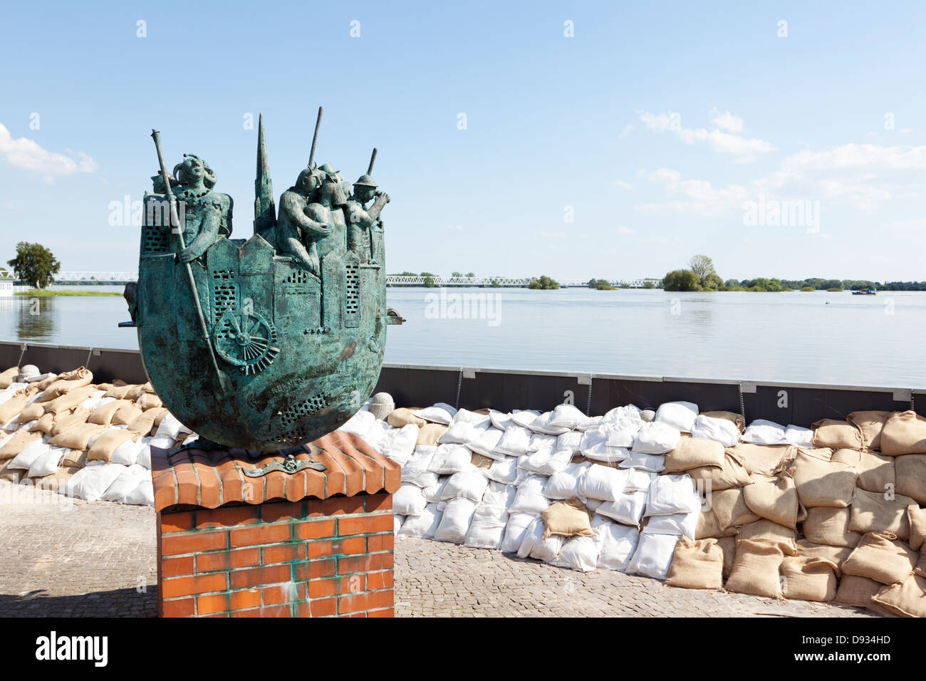 Sculpture 'Die Zeitreise' à Wittenberge en face de palplanches et de sacs de sable pour protéger la ville d'être inondé Banque D'Images