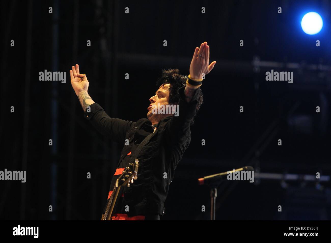 Nuerburg, Allemagne, le 8 juin 2013. L'homme à l'avant du punk-rock 'Green Day' effectue avec son groupe sur la scène centrale au Rock am Ring Festival à Nuerburg, Allemagne, le 9 juin 2013. Dpa : Crédit photo alliance/Alamy Live News Banque D'Images