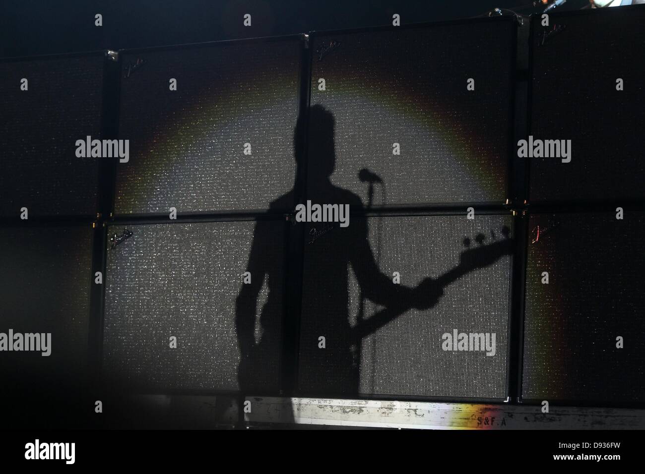 Nuerburg, Allemagne, le 8 juin 2013. La silhouette de base guitariste de l'US de punk-rock 'Green Day', Mike Dirnt, est jeté contre un mur comme il se produit avec son groupe sur la scène centrale au Rock am Ring Festival à Nuerburg, Allemagne, le 9 juin 2013. Dpa : Crédit photo alliance/Alamy Live News Banque D'Images