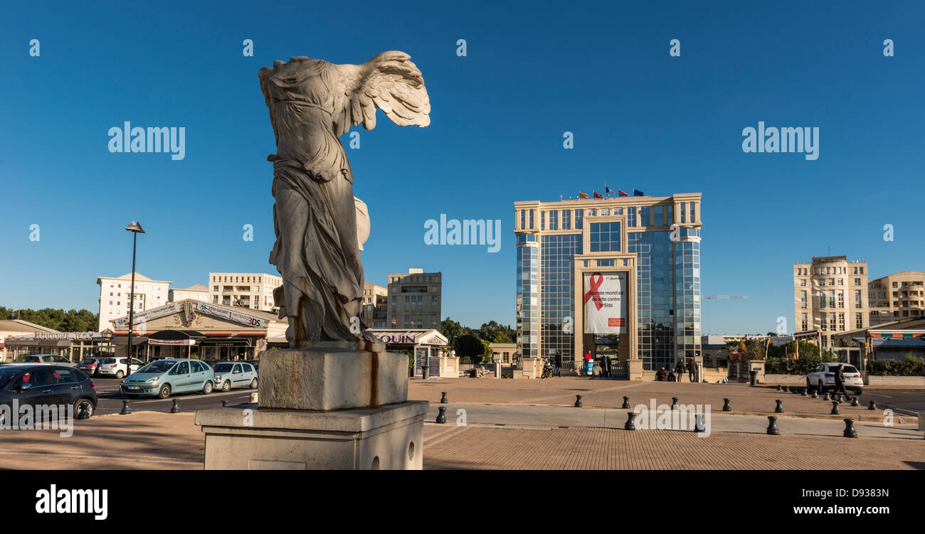 Statue de la Victoire de Samothrace et l'Hôtel de Région, quartier Antigone, Montpeller, Hérault, Languedoc-Roussillon, France Banque D'Images