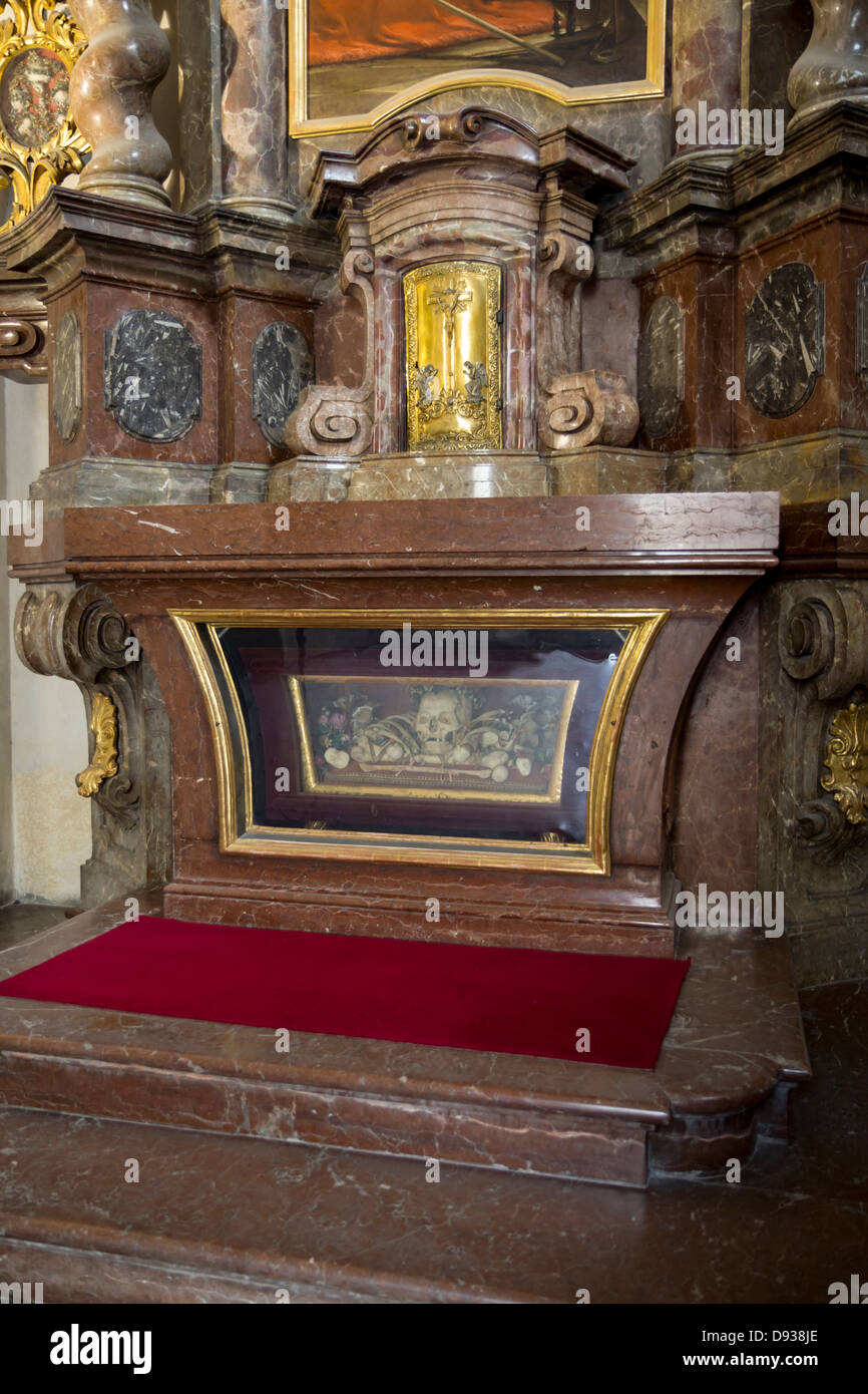 Squelette dans un sépulcre, basilique Saint-Georges (Bazilika Sv. Jiri), le château de Prague, Prague, République Tchèque Banque D'Images